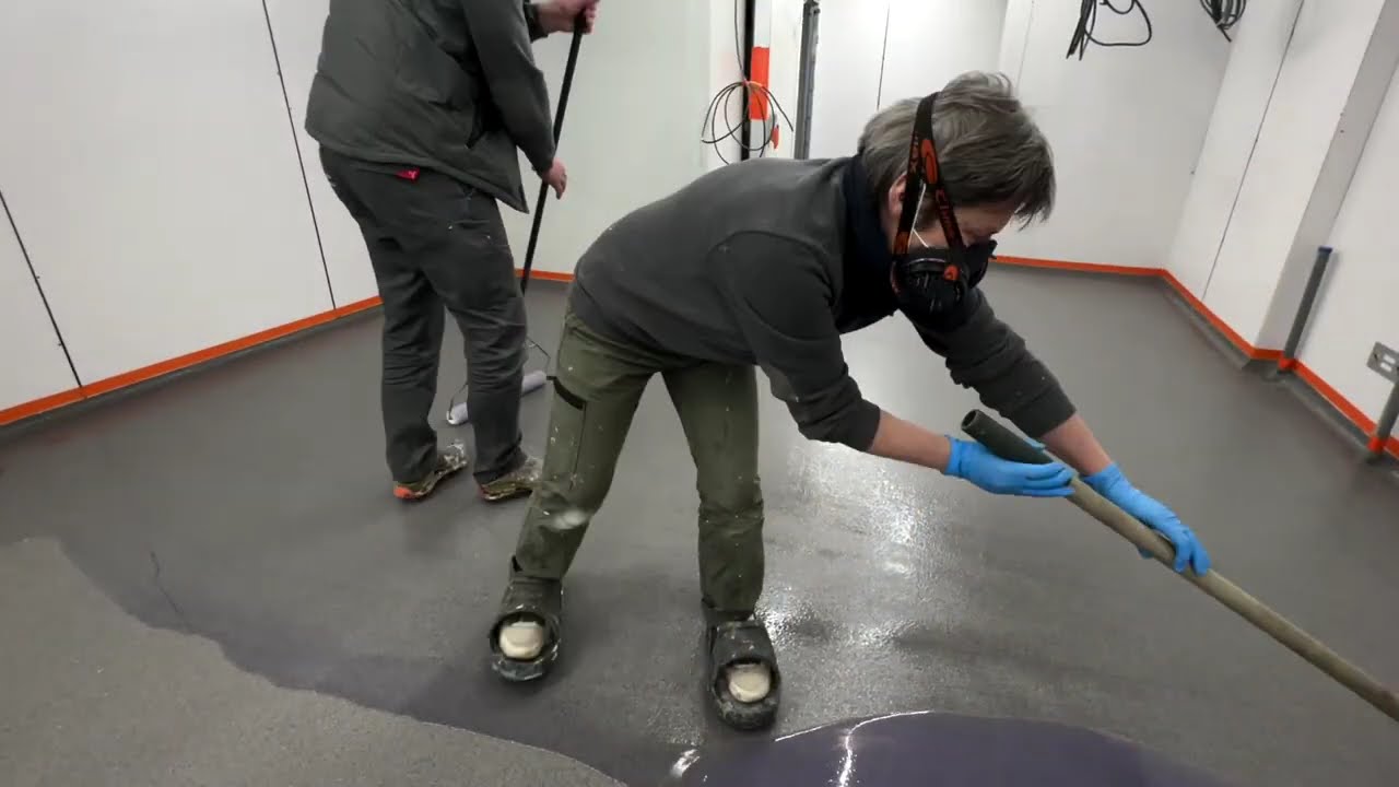 Application de résine de sol industriel avec Vernis de finition.