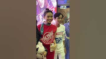 Tuấn Dũng liên tục bối rối khi xuất hiện cùng Lê Lộc tại sự kiện.