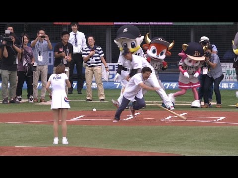 【プロ野球パ】具志堅用高さん、ファーストピッチセレモニーに打者として登場 2015/06/27 M-Bs