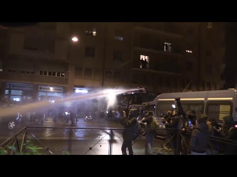 Salvini a Bologna, tensione in piazza. Manifestanti lanciano fumogeni, la polizia usa gli idranti