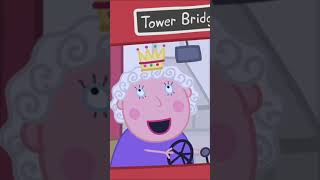 La Reina pasa a toda velocidad por el Puente de Londres | Peppa Pig en Español #shorts