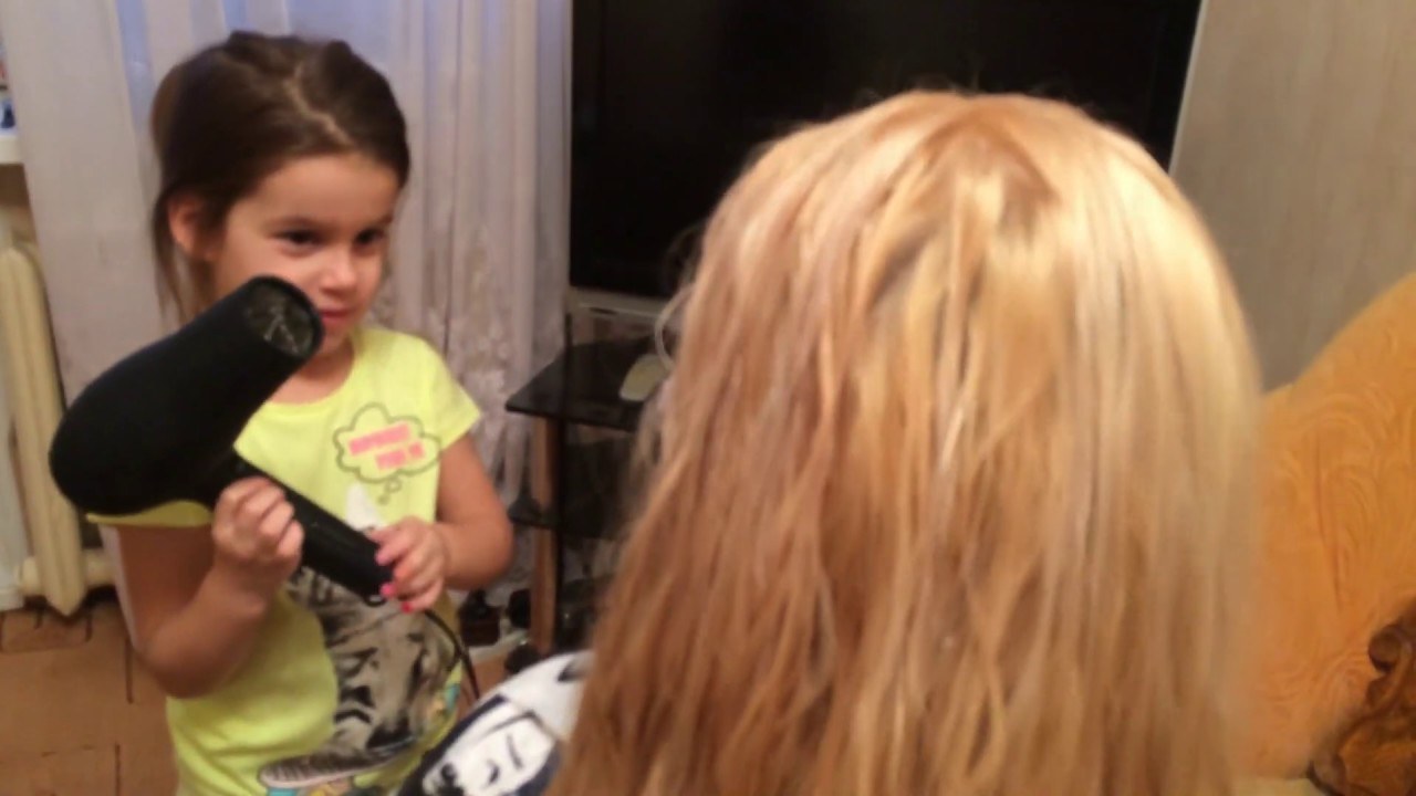 Ребенок отрезал маме волосы/Малышка подстригла и красит маму/The child cut his mother's hair