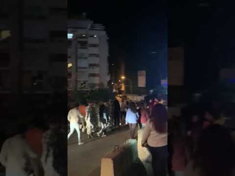 التحري نيوز محتجون امام قصر قريطم