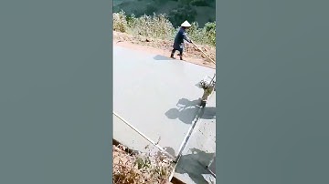 The process of smoothing concrete in road construction = good tools can increase efficiency