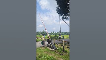 hand operated manual railroad #ytshorts #railtrack #railway #hardwork #manually #railgate