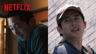 同一人物（スティーヴン・ユァン）- すぐカッとなる口の悪い下請業者と誠実で頼りになる元ピザの配達員 | Netflix Japan