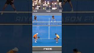 Perfecto bloqueo Chingotto remate Galán!! Coello Tapia #padel #premierpadel #padelmoments