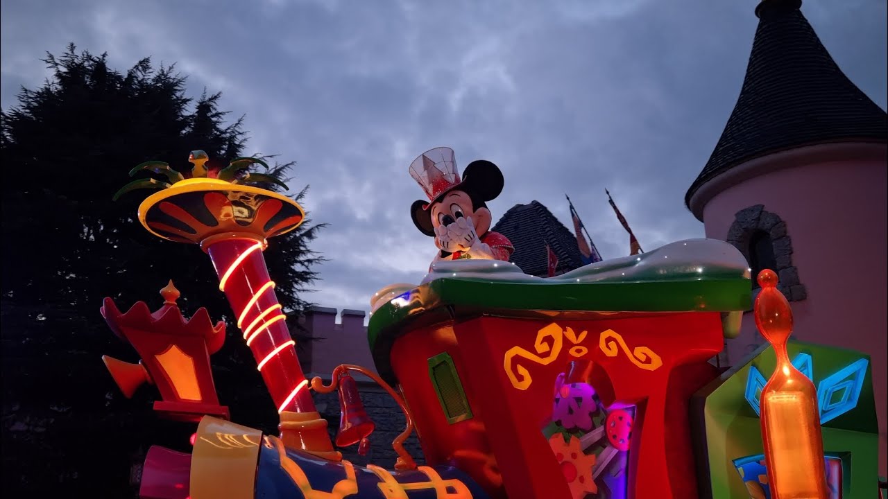 Mickey's Dazzling Christmas Parade 🐭🎄 DisneylandParis Christmas 2023