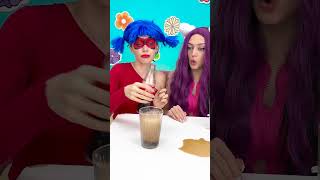 Kenapa Dia Tidak Menuangkan Coke ke Dalam Gelas? 😂