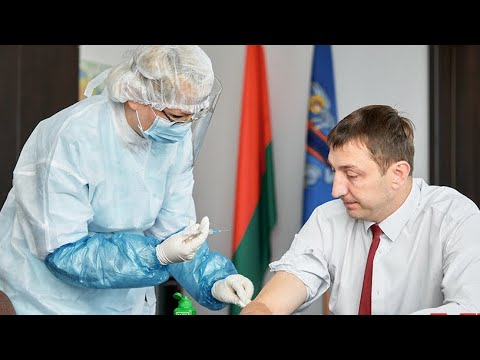 Сезонная вакцинация от гриппа началась в Минске. Одним из первых прививку сделал Артем Цуран