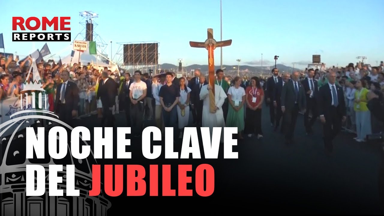 (SOLO VÍDEO): El papa León lleva la Cruz del Peregrino al escenario de Tor Vergata