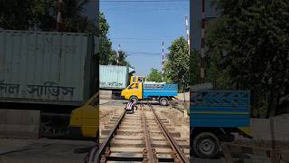 4-wheel overloaded mini truck crossing rail gate #railtrack #automobile
