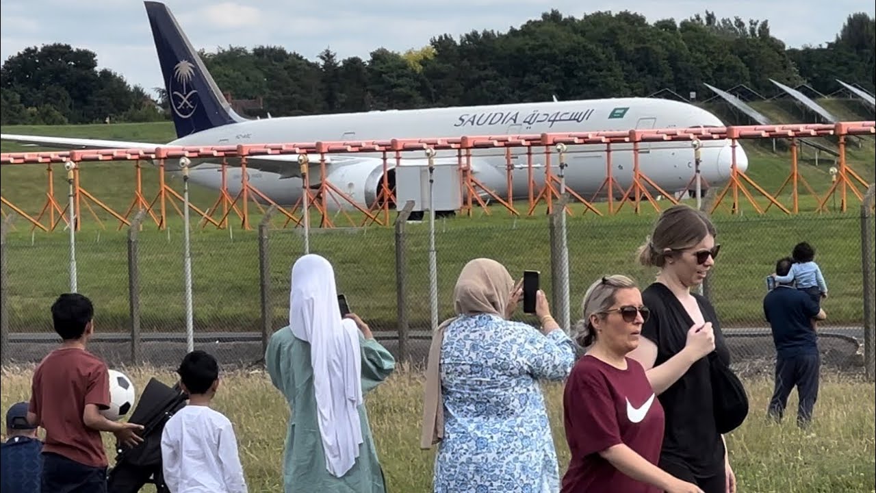 What a beautiful crowd moment when Saudia and Qater airlines Takeoff & landing.