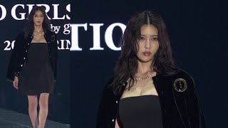 “令和の峰不二子”阿部なつき、胸元大胆披露＆美脚見せのミニ丈ワンピスタイルでランウェイ登場　『マイナビTGC 2025 S/S』