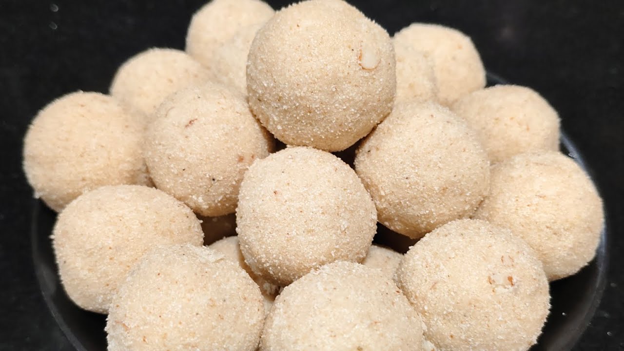 हे लाडू करताना तुपाचा वापर कमी लागतो आणि फटाफट पण तयार होतात आणि शरीराला फायदेशीर आहे डिंक रवा लाडू 