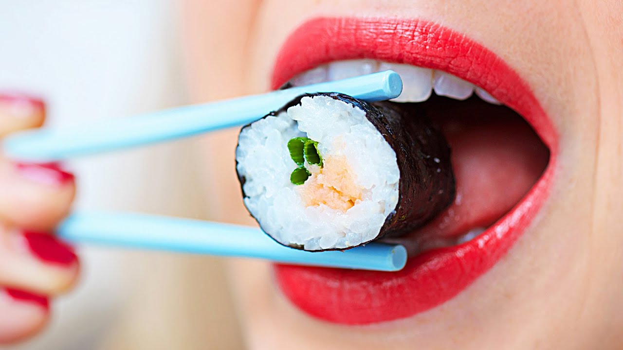 Почему вкусно пила. Девушка ест роллы. Кушают роллы. Девушка с роллами