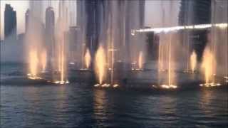 Dubai Burj Khalifa Wasserspiele bei Nacht