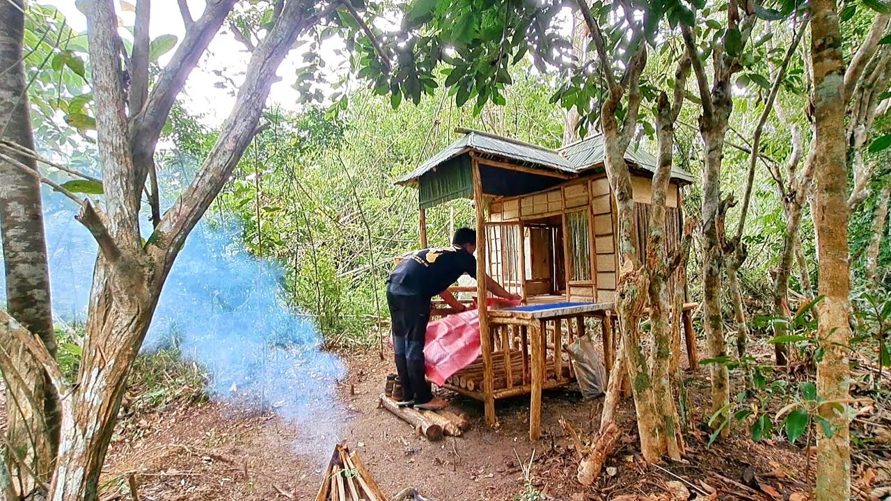 solo camping hujan deras/diguyur hujan saat membangun pondok kayu