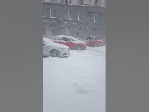БУКСУЕТ АВТОМОБИЛЬ ВО ДВОРЕ - YouTube