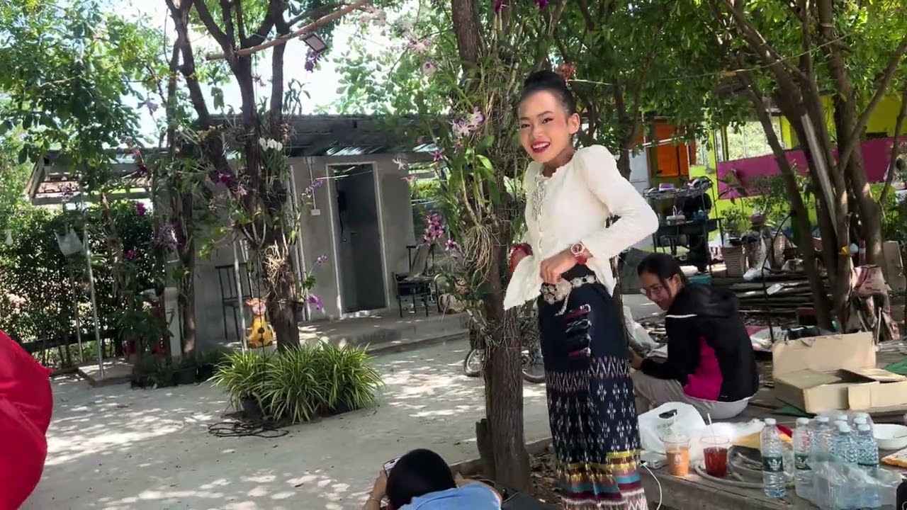 สิเชาหรือสิเป็นตื่ม แม่ผึ้ง ธิดาลาว