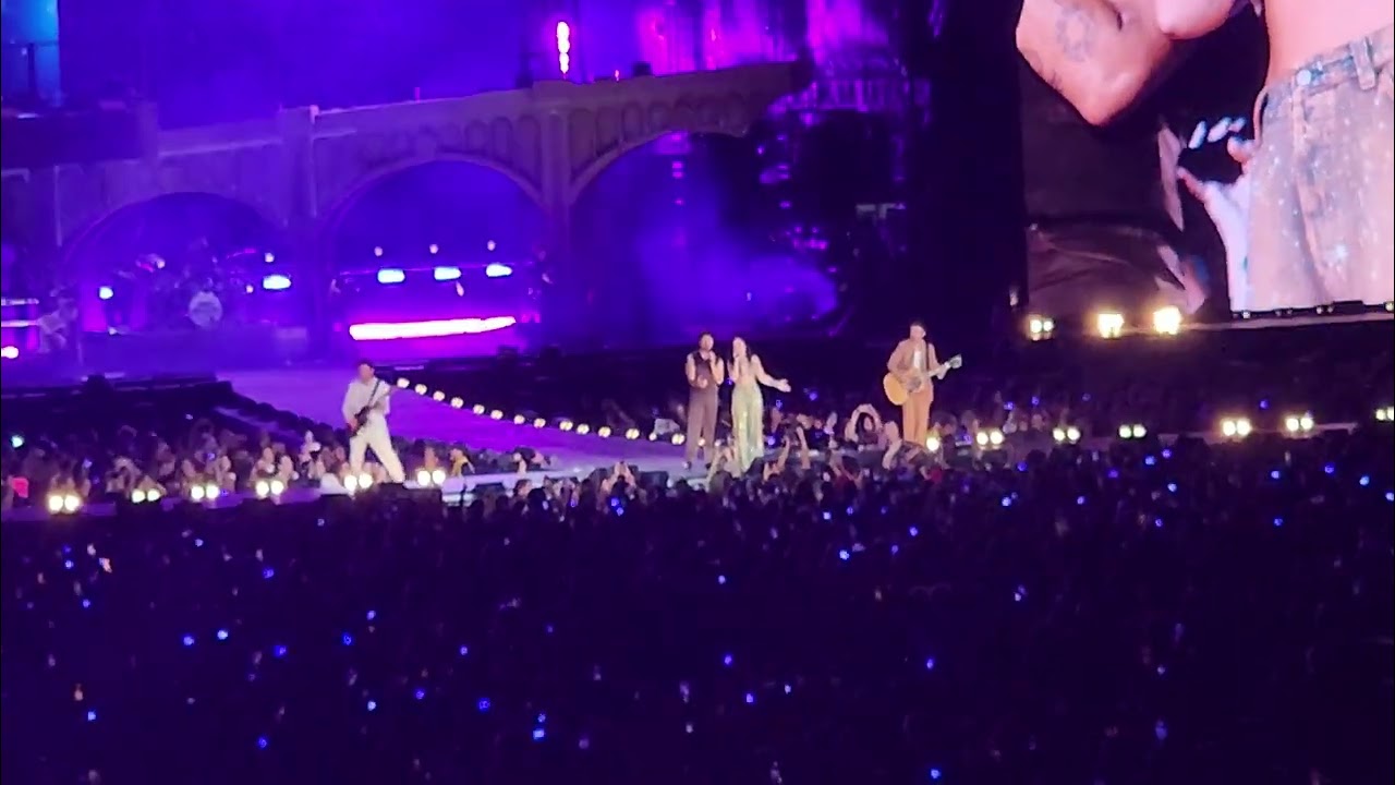 The Jonas Brothers - Wouldn't Change a Thing ft. Demi Lovato (LIVE)