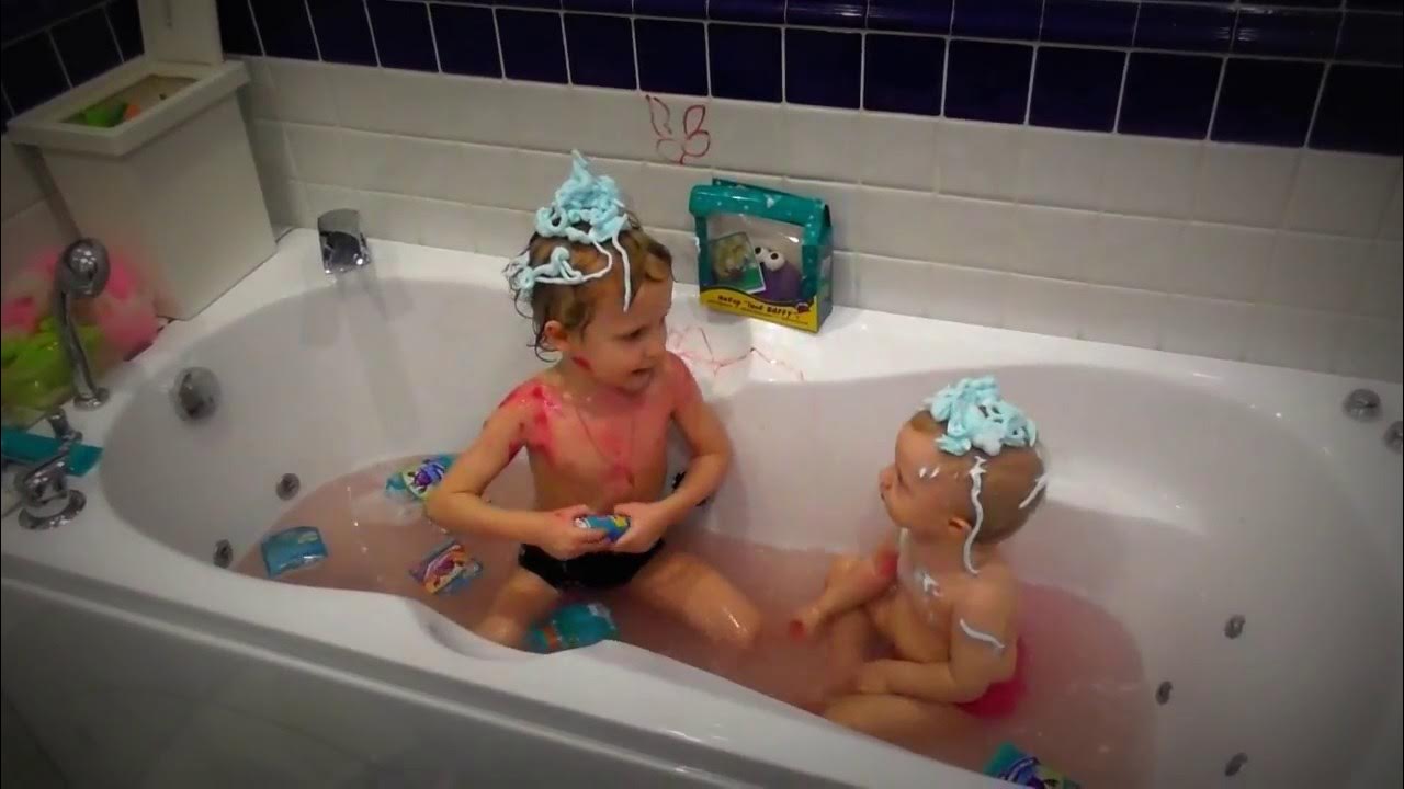Дочка купается в ванне. Дети купаются в ванной. Девочка купается в ванной. Девочка 10 лет в ванной. Мальчик и девочка в ванной.