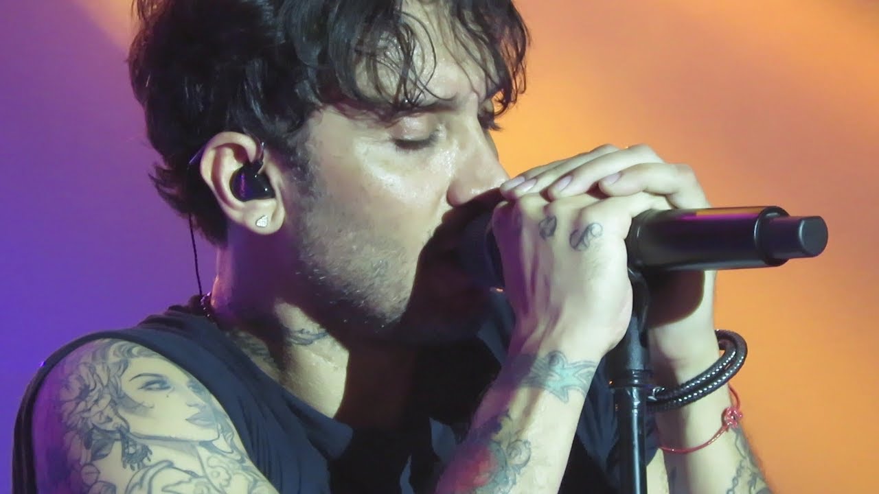 Fabrizio Moro - Portami Via (live@ Brixia Forum, Brescia)