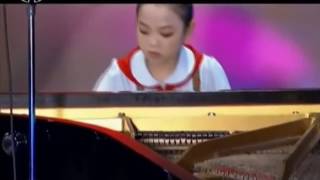 Пионерка КНДР играет на фортепиано