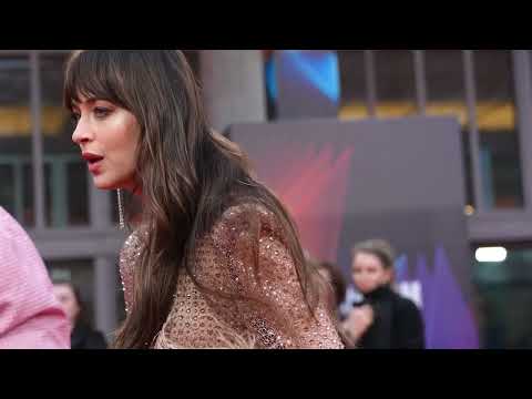 Vídeo: Dakota Johnson brilla a les estrenes de Cinquanta ombres de gris