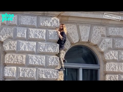 Jared Leto si arrampica sui muri di pietra di un hotel di Berlino