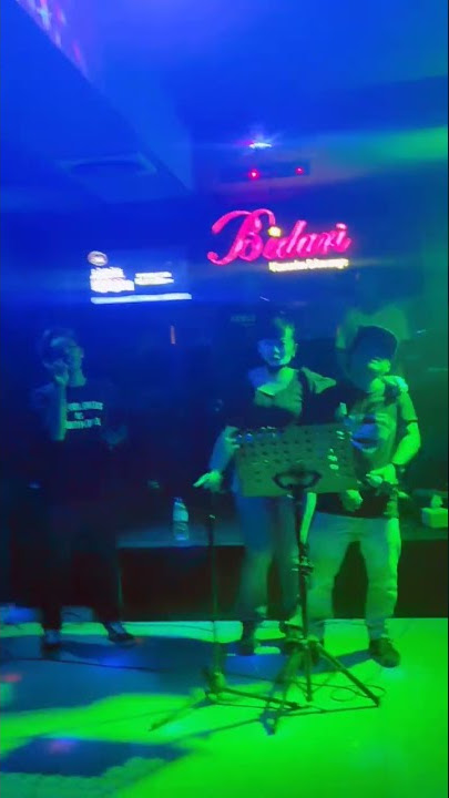 nemenin si ayang ebeh lagi nyanyi di cafe 😁😘