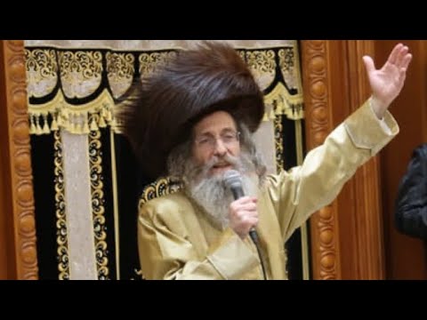 המשפיע הגה"צ ר' מיילך בידרמן בריקודים במוצאי שבת בחיפה לאחר ששבת אם בני הקהילה בעיר