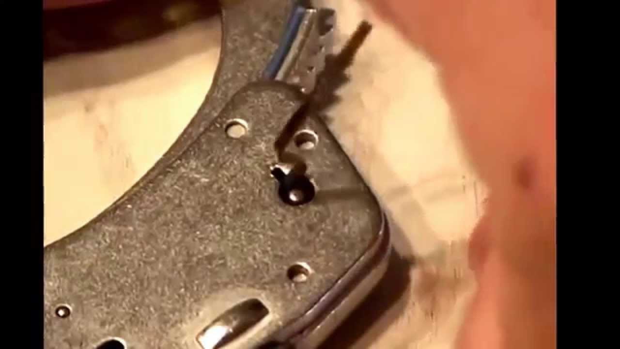 UNLOCK HANDCUFF WITH BOBBY PIN YouTube