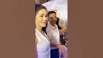 Vợ chồng MC Quyền Linh được khán giả vây kín xin chụp hình. Chứng tỏ quá được yêu mến!