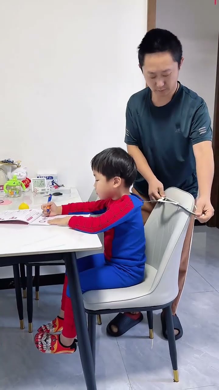 矫正儿子坐姿的方式，还得是爸爸有办法！#Cute baby#Cute#呆萌小米宝#聪明宝宝#萌娃