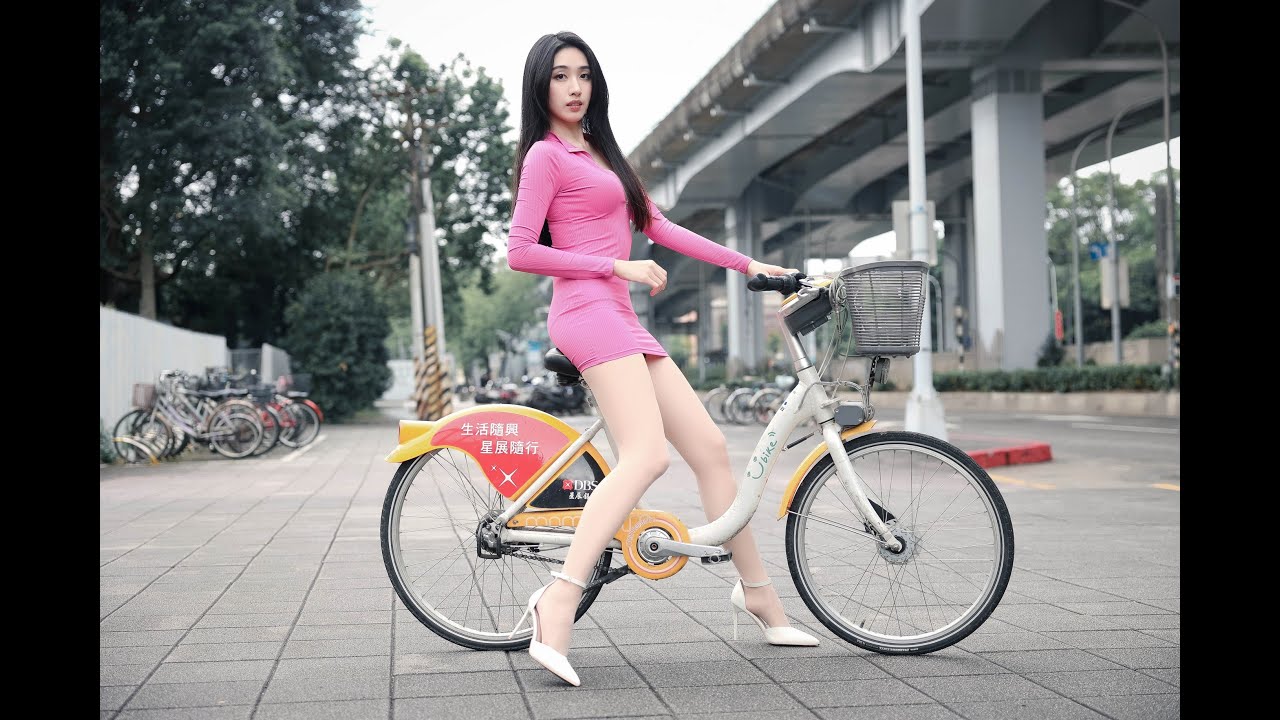 [4K] 段璟樂-粉色連身裙搭配膚色絲襪在台北街頭騎ubike /The video is used for modeling clothing display.