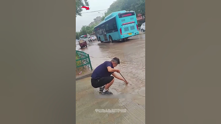Во время сильного ливня мужчина заметил огромную лужу которая мешала всем, и он...#социальныйролик