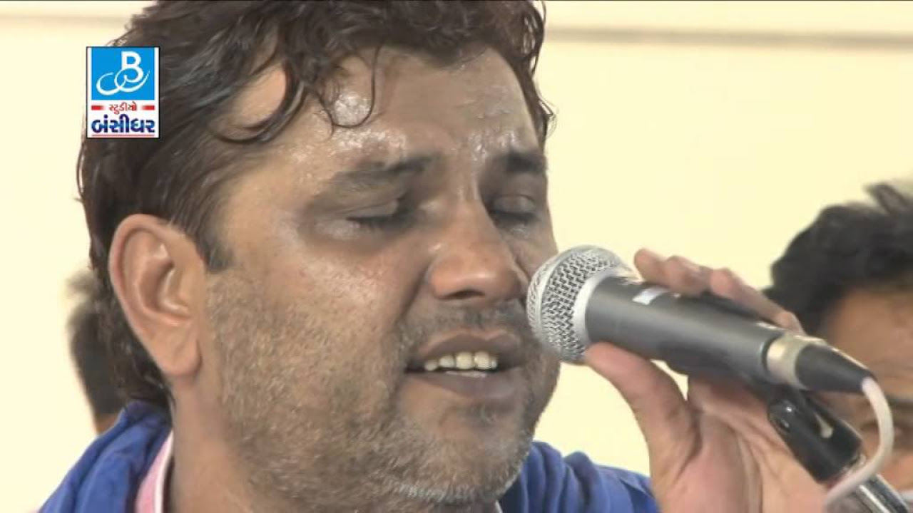 Kirtidan gadhvi   performing song Laadki live