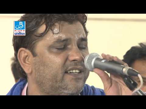 Kirtidan gadhvi - performing song "Laadki" live