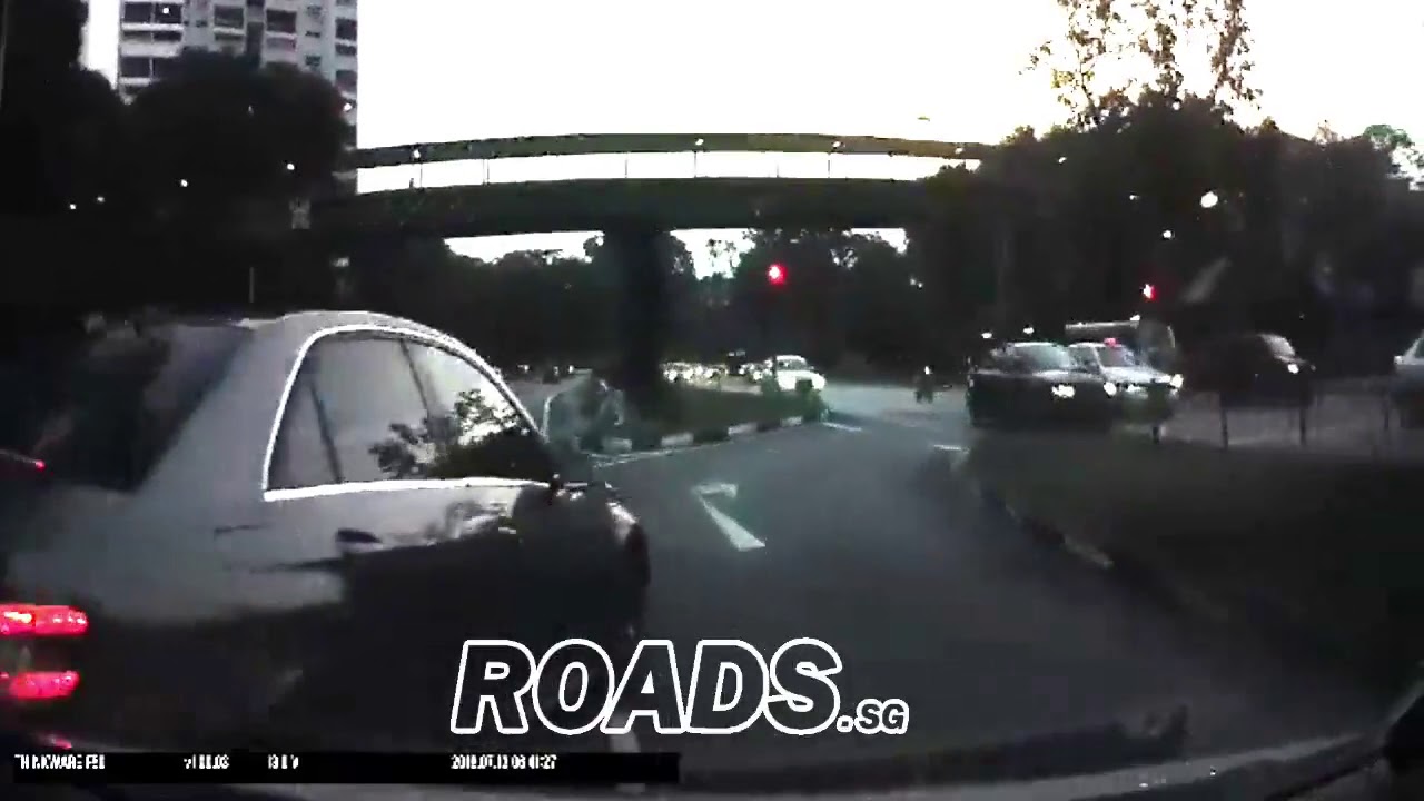 Mercedes cuts across 3 lanes to U-turn.