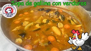 Sopa de gallina con pollo, verduras y vegetales