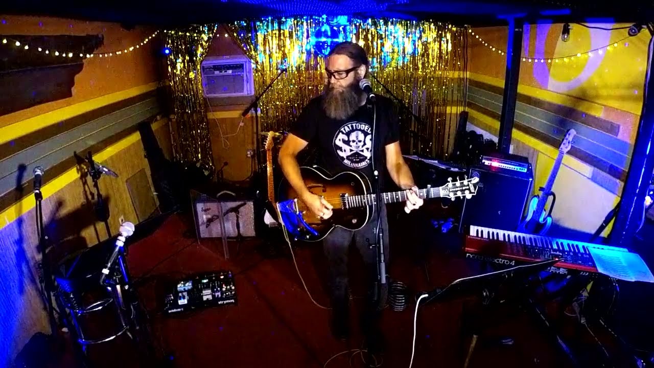 William Thomas Anderson opening for Christopher Mitchell at Nashville hotspot Dee's Lounge.