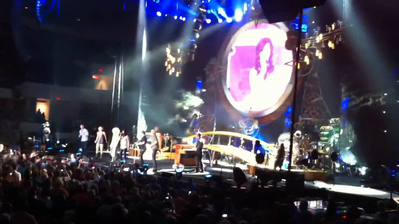 Sugarland performing "Walking in Memphis" with Little Big Town