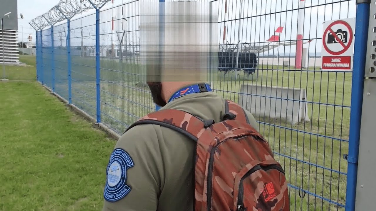 Lotnisko Rzeszów Jasionka - Lotniskowy Strażnik - Z bronią służbową po pracy Straż Ochrony Lotniska