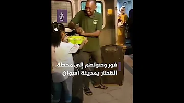 بالتحية والحلوى أطفال مصريون يستقبلون الوافدين السودانيين 