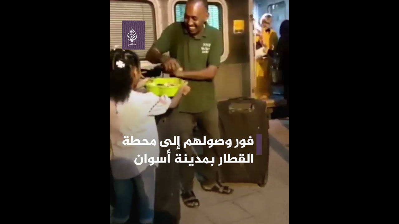 بالتحية والحلوى.. أطفال مصريون يستقبلون الوافدين السودانيين