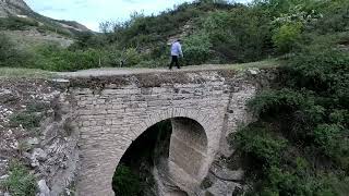 Ахалтинское ущелье, село Ахатлы, каменный мост, мечеть в Ахатлы, полёт на коптере над ущельем.