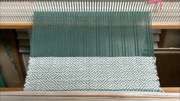 Weaving : part 3 diamond twill pattern emerges from the threads and sheds. Real time video.