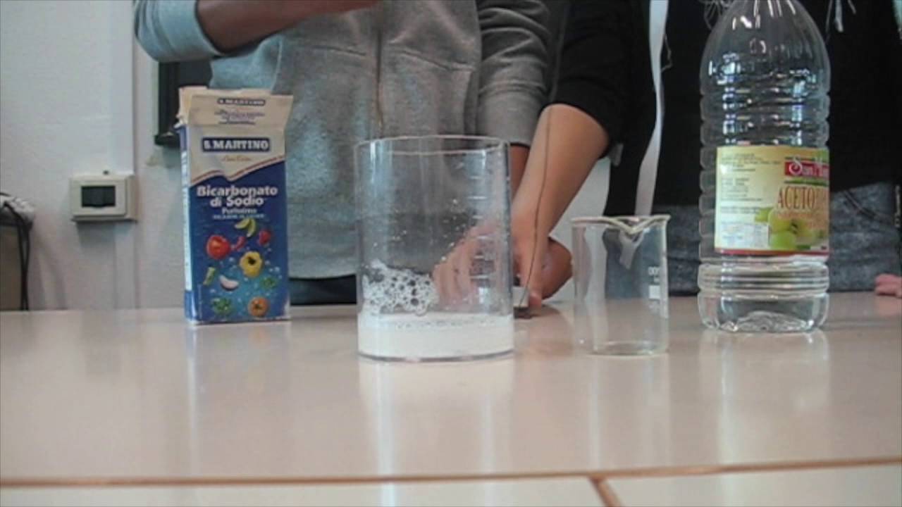 Reazione chimica aceto e bicarbonato di sodio 2 youtube Aceto e bicarbonato