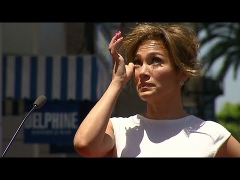 Jennifer Lopez tears up during Walk of Fame ceremony